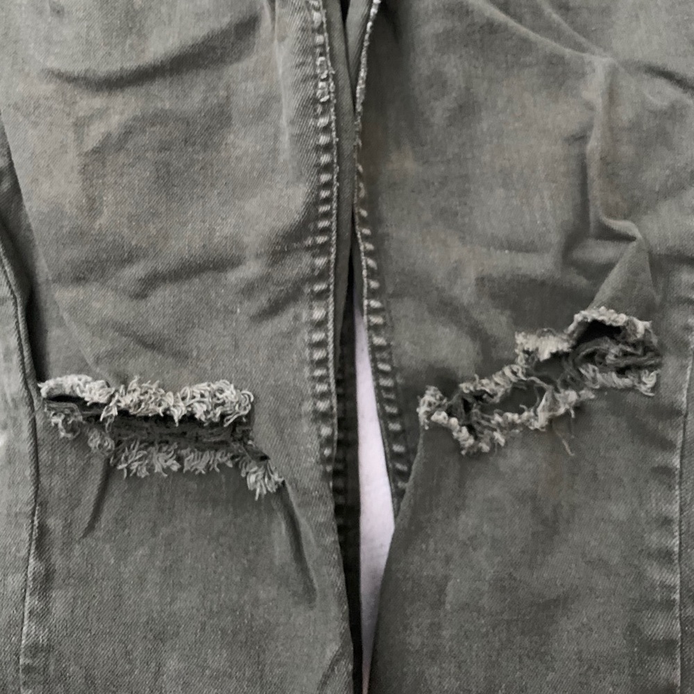 Distressed Skinny Jeans - Picture 4 of 6